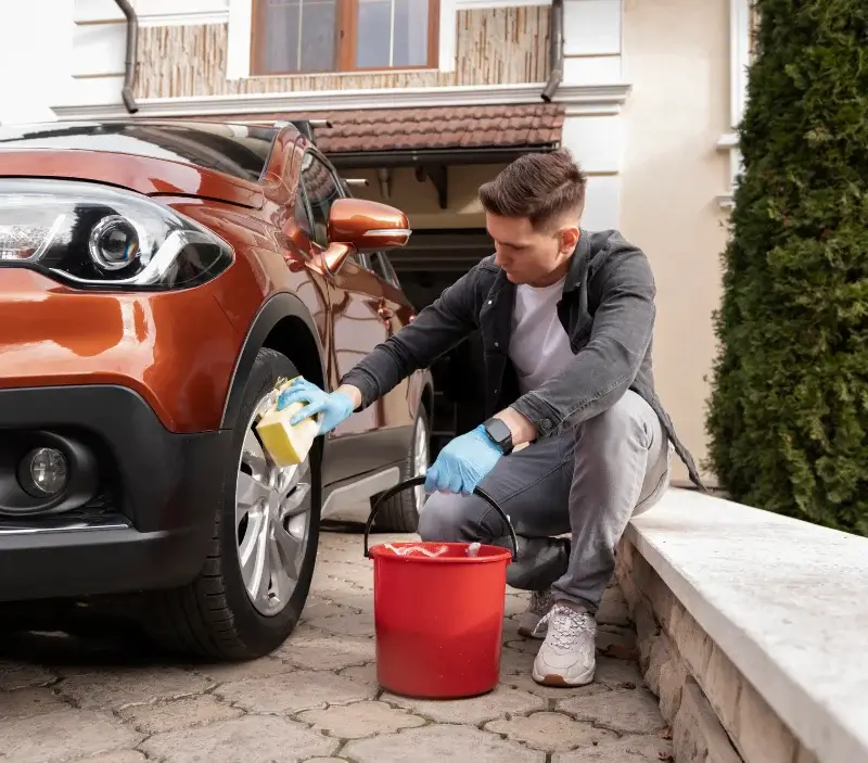 Lavage auto à domicile Sainte-Opportune : professionnel intervenant sur un véhicule